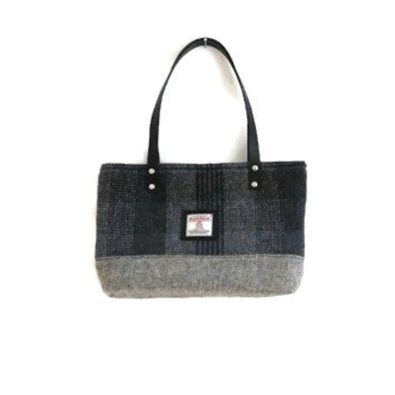 Harris Tweed schwarz / graue Tragetasche mit schwarzen Lederriemen, handgefertigt in Schottland, Geschenk für Frauen Bild 1