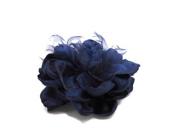 Broche de flores grande, broche de flores de organza y satén azul oscuro / azul marino de gran tamaño, accesorios de vestir, flores de satén, 15 cm x 15 cm