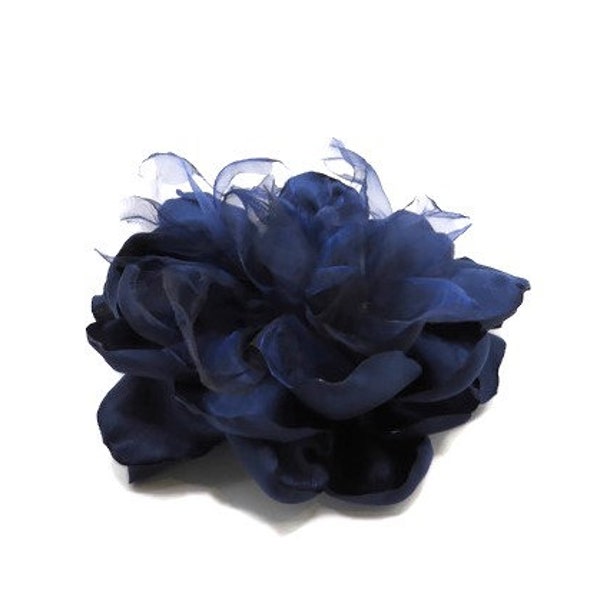 Grande broche fleurie, broche surdimensionnée en satin et organza bleu foncé/marine, accessoires de robe, fleurs en satin, 15 cm x 15 cm