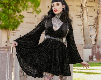 Vestido Gótico - Vestido de Bruxa Gótica - Nyx - Vestido de Veludo Damasco com Mangas Sino e Arnês