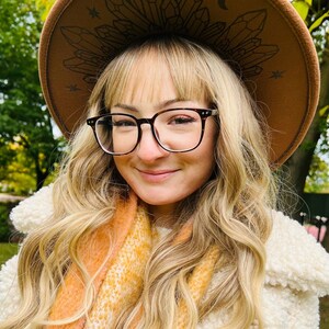 Fox & Fable - Veganer Filz Hut mit breiter Krempe - XL Krempe - Karamell - Mondschein Kristalle