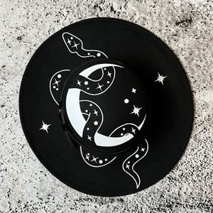 Veganistische vilten hoed met brede rand - XL-rand platte bovenkant - 'Snake Moon'