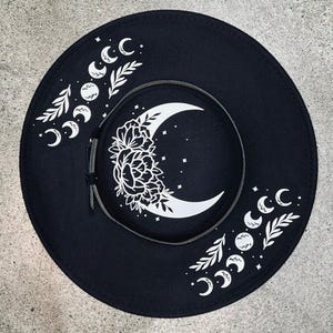 Veganistische vilten hoed met brede rand - XL-rand platte bovenkant - 'Floral moon'