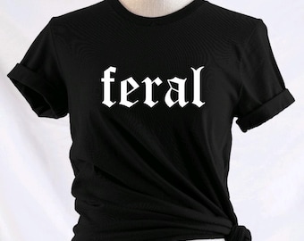 Feral - Disponible en camiseta, jersey, sudadera con capucha, camiseta sin mangas o manga larga.