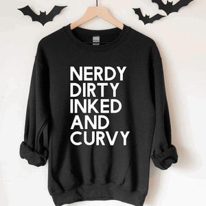 Puede incluir: Sudadera negra con texto blanco que dice "Nerdy Dirty Inked And Curvy".