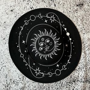 Veganistische vilten hoed met brede rand - XL rand met platte bovenkant - 'Celestial Sun/Moon'