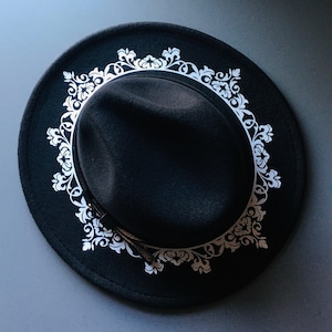 Vegan Filz Hut mit breiter Krempe - Gothic Hexe Fedora Hut - Damast