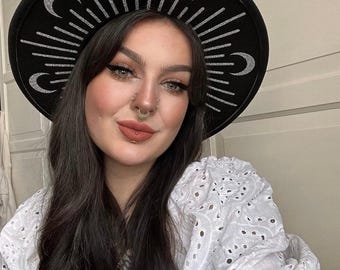 Cappello in feltro vegano a tesa larga - Tesa XL - cappello fedora da strega gotica - "Silver Glitter Moon Burst"