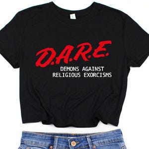 Camiseta corta - DARE demonios contra los exorcismos religiosos