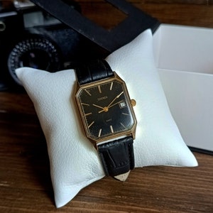 Vintage Sekonda Quartz Watch: USSR Gold-Tone Wristwatch, 1980s