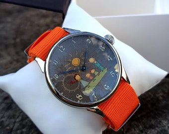 Reloj mecánico vintage Molnija con foto familiar y correa NATO naranja.