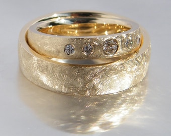 Frosted wedding rings made of 585 yellow gold with 5 brilliants / 1 x 0.1ct and 4 x 0.05ct TW/VS diameter 3mm and 2.4mm / ring set 14ct