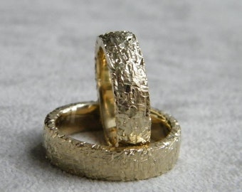 Stark gehämmerte Eheringe 750 Gelbgold / massives 18ct Trauringset / Trauringe / Goldringe Oberfläche Kanten gehämmert