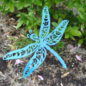 Dragonfly garden stake – metal outdoor yard art with detailed cutout design. Powder-coated, durable, and customizable garden décor.