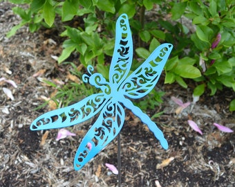 Dragonfly garden stake – metal outdoor yard art with detailed cutout design. Powder-coated, durable, and customizable garden décor.