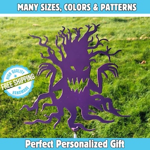 Op de afbeelding: Paarse metalen silhouet van een boommonster met een dreigend gezicht en knoestige takken. Het silhouet is geplaatst tegen een groene gras achtergrond. De tekst "MANY SIZES, COLORS & PATTERNS" staat bovenaan de afbeelding. De tekst "HIGH QUALITY FREE SHIPPING HANDMADE" staat in een cirkel linksonder in de afbeelding. De tekst "Perfect Personalized Gift" staat onderaan de afbeelding.