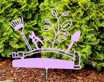 Personalized garden stake – metal yard sign with tools and plant design. Customizable with your name, garden name, or phrase.