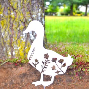 Floral Duck Decor Metal Yard Art Spring Farmhouse Decor Cottagecore Garden Decor Hanging Metal Sign Personalizable Handmade Gift Idea