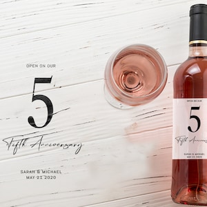 Do druku, edytowalna etykieta na wino z okazji kamienia milowego małżeństwa | Etykieta na wino z okazji zaręczyn | Księga gości weselnych | Rocznica kosza z winem