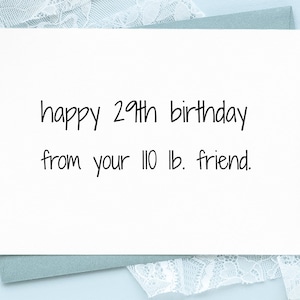 feliz cumpleaños número 29 de tu amiga de 110 libras / tarjeta de cumpleaños sarcástica / humor sarcástico / tarjeta de cumpleaños humorística / regalo de cumpleaños divertido para ella