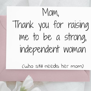 Tarjeta editable imprimible para mamá / gracias por criarme para ser una mujer fuerte e independiente. quien todavía necesita a su mamá / tarjeta de cumpleaños para mamá