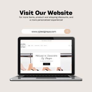 Puede incluir: Un port&aacute;til que muestra el sitio web www.cjdesignspa.com con el texto Visit Our Website for more items, product and shipping discounts, and a more personalized experience! La pantalla muestra una p&aacute;gina de inicio con el texto Welcome to Cassondra Joy Designs.