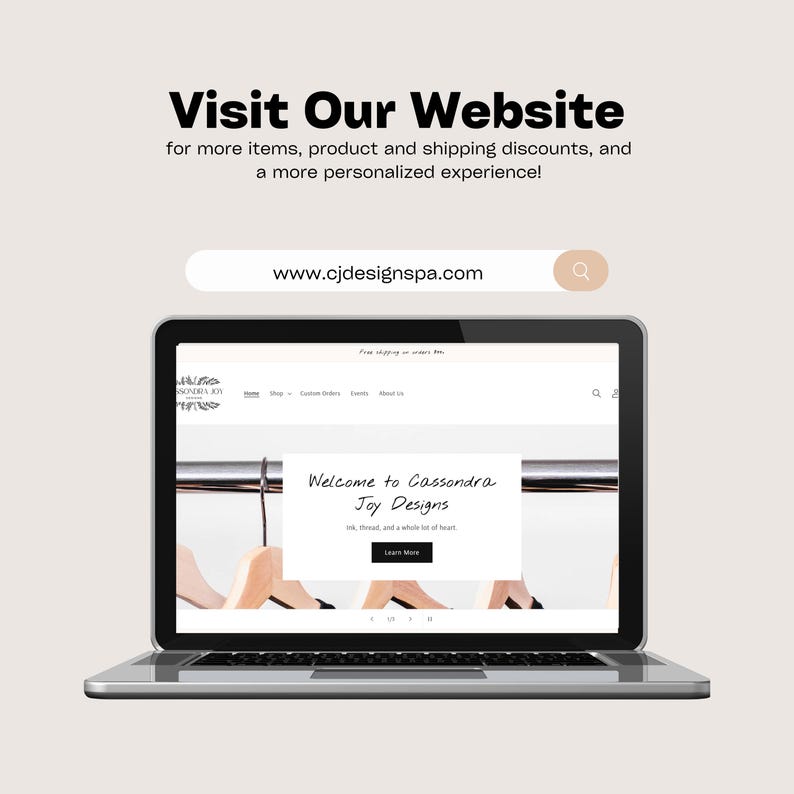 Puede incluir: Un port&aacute;til que muestra el sitio web www.cjdesignspa.com con el texto Visit Our Website for more items, product and shipping discounts, and a more personalized experience! La pantalla muestra una p&aacute;gina de inicio con el texto Welcome to Cassondra Joy Designs.