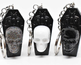 Halloween Keychain, Skull on Coffin Keyring, Coffin Keychain, Coffin Keyring, Horror Keychain, Goth Keychain, Gothic Keychain