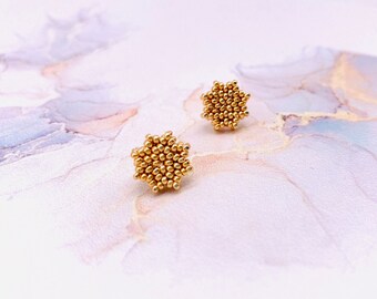 Tachuelas de estrella chapadas en oro / Únicos finos hechos a mano / tachuelas minimalistas / pendientes celestiales / 925 plata más cerca / Pequeños tachuelas para ella