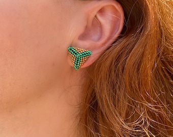 Elegantes tachuelas de cuentas, tachuelas de pendientes hechos a mano, pendientes de diseño moderno, pendientes boho chic, pendientes delicados de verano, 925 de plata esterlina más cerca