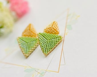 Elegantes tachuelas de cuentas, tachuelas de pendientes hechos a mano, pendientes de diseño moderno, pendientes boho chic, pendientes delicados de verano, 925 de plata esterlina más cerca