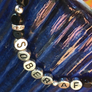 Pulsera Sober AF con cuentas de letras de metal y vidrio negro AA NA Recovery n.° 85