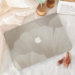 Könnte beinhalten: Rustikales Holzschild mit dem Text "Welcome to our home" in weißer Schrift. Das Schild hat eine Used-Optik und ein schlichtes, einladendes Design, perfekt für eine Veranda oder einen Eingangsbereich.