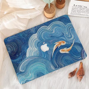 Funda rígida para MacBook con diseño de olas y peces. Funda para MacBook Pro 13, 14 y 16 pulgadas. Funda para MacBook Air 15, 11 y 13 pulgadas (2018-2026). Funda para MacBook Pro Retina 12, 13 (2019), 15 y 13 (2026).
