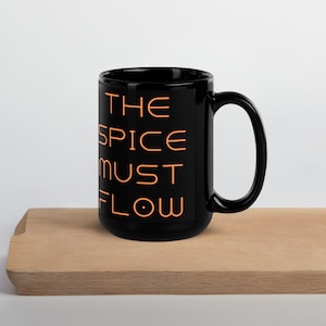 The Spice Must Flow - Dune Zitat Becher - Frank Herbert Sci Fi Fan Geschenk - Lustiger Becher Pop Kultur - Lustiger Becher - Tolles Geschenk! Tall Schwarz 15oz