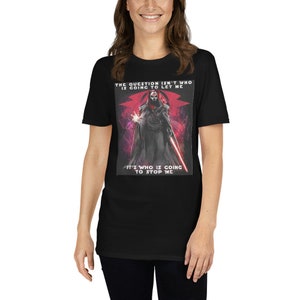 Könnte beinhalten: Schwarzes T-Shirt mit einem Grafikdruck einer maskierten Figur, die ein Lichtschwert hält. Der Text auf dem Shirt lautet "Die Frage ist nicht, wer mich gehen lässt. Sondern wer mich aufhalten wird."