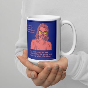 Op de afbeelding: Een witte keramische mok met een blauwe achtergrond en een cartoonillustratie van een man met lang haar en een zonnebril. De tekst op de mok luidt "Je weet, ik ben het zat om mijn dromen te volgen, man. Ik ga gewoon vragen waar ze naartoe gaan en ze later ophalen." De tekst "Mitch Hedberg" staat onderaan de mok.