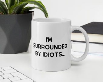 Je suis entouré d’idiots... - Mug de travail d’humour de bureau - Mug snarky sarcastique drôle / Mug cadeau - 11oz / 15oz Disponible!