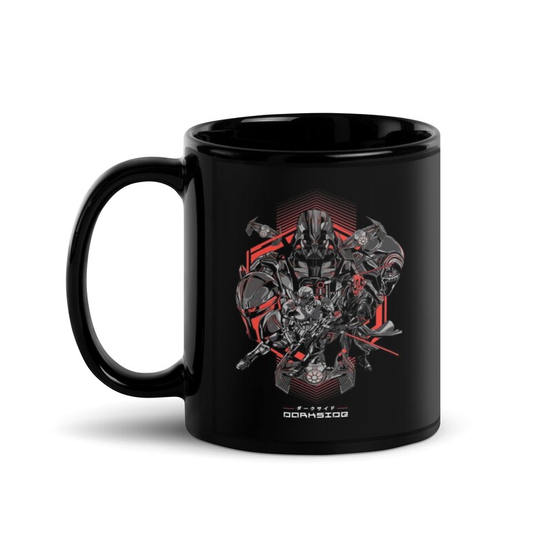 Puede incluir: Taza de cer&aacute;mica negra con un gr&aacute;fico de Darth Vader y otros personajes de Star Wars en un dise&ntilde;o geom&eacute;trico rojo y gris. El texto "Dark Side" est&aacute; impreso en la taza.