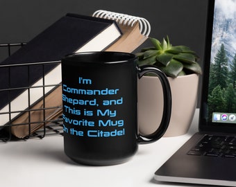 Sono il comandante Shepard e questa è la mia tazza preferita sulla Cittadella ~ Tazza divertente per i fan di Mass Effect, nera lucida, da 15 once, cultura pop, fantascienza