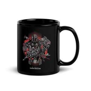 Puede incluir: Taza de cer&aacute;mica negra con un gr&aacute;fico de personajes de Star Wars en un dise&ntilde;o geom&eacute;trico rojo y gris. El texto "DARK SIDE" est&aacute; impreso en blanco en la parte inferior de la taza.
