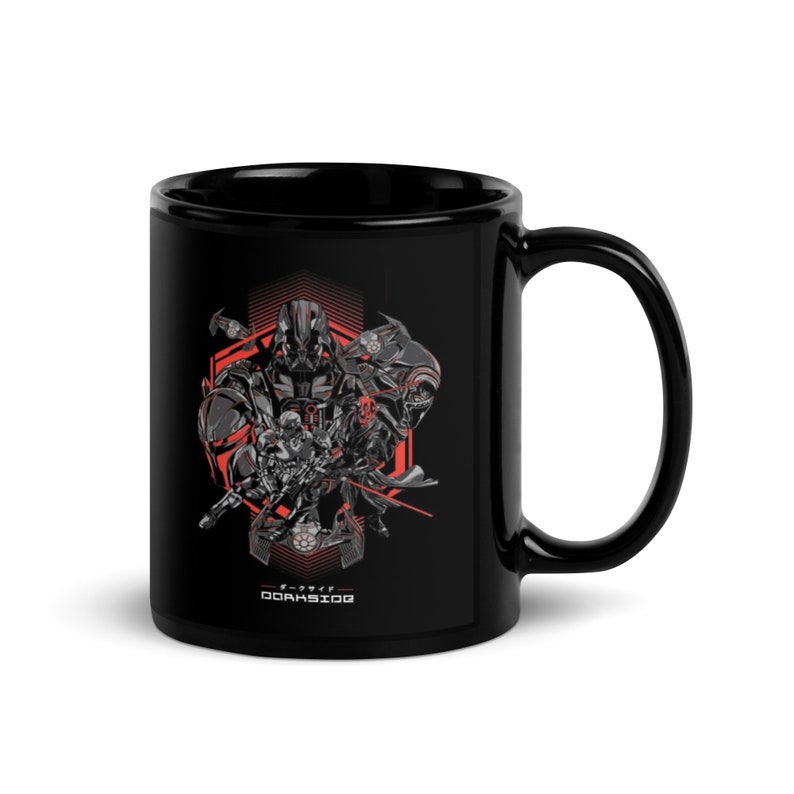 Puede incluir: Taza de cer&aacute;mica negra con un gr&aacute;fico de personajes de Star Wars en un dise&ntilde;o geom&eacute;trico rojo y gris. El texto "DARK SIDE" est&aacute; impreso en blanco en la parte inferior de la taza.