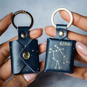 Llavero del zodiaco Géminis, llavero con miniálbum de fotos, regalo de astrología grabado, llavero de cuero con foto, regalo de cumpleaños hecho a mano para él o ella