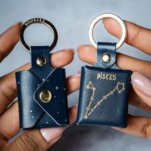 Llavero con el signo del zodiaco Piscis con fotos, miniálbum de cuero hecho a mano, regalo astrológico personalizado para él o ella, carta natal, día de la madre