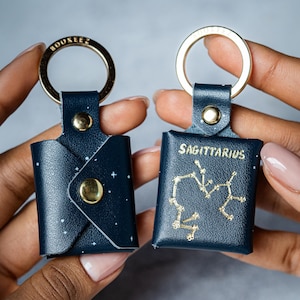 Porte-clés du zodiaque Sagittaire - Mini album photo d'astrologie personnalisé - Cadeau astrologie gravé pour les amoureux du Sagittaire, anniversaire ou Saint-Valentin