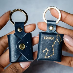 Regalo de astrología de Escorpio, llavero con miniálbum de fotos, mensaje grabado, regalo del zodíaco hecho a mano para él o ella, recuerdo para aniversario de cumpleaños