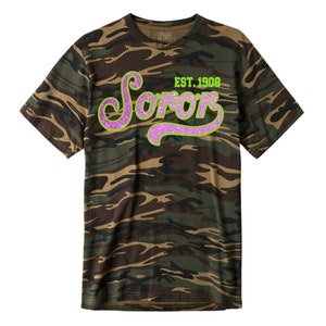 Camo Sorority Tee: Glitzernde EST. 1908 griechische Buchstabe T-Shirt (Kurzarm)