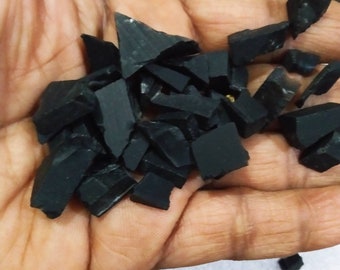 Onyx noir brut de qualité supérieure, couleur noire supérieure, onyx noir rugueux, spécimen d'onyx, matières premières magnifiques pierres de guérison de couleurs sombres pour les bijoux.