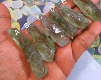 CRAYON D'AMÉTHYSTE TRANSPARENT Magnifique crayon brut d'améthyste vert rugueux, véritable pierre précieuse pour bijoux de qualité supérieure.