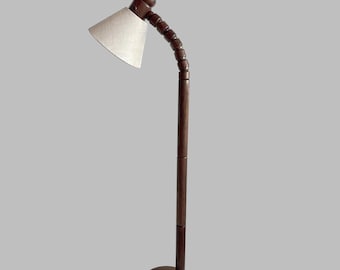 Luminária de chão exclusiva em pinho maciço de meados do século XX - Luminária de chão vintage robusta - Modelo '1031' da Solbacken - Luminária de chão moderna escandinava em pinho dos anos 70